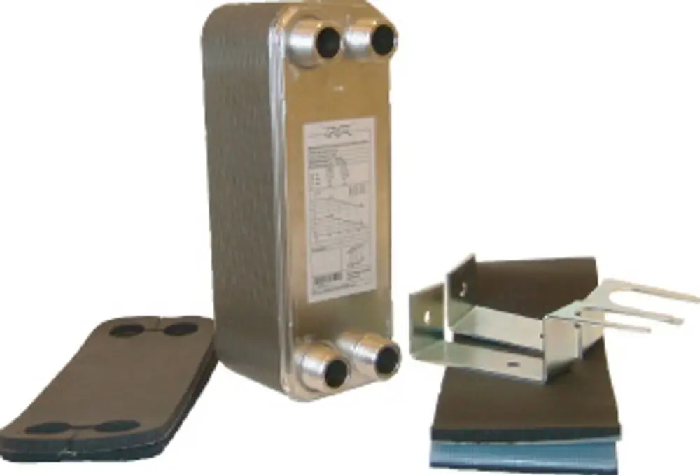 Ein Plattenwärmeübertrager aus Metall mit zwei Anschlüssen, umgeben von Befestigungselementen, Teil eines Zubehörs für Solewärmepumpen von Bosch.